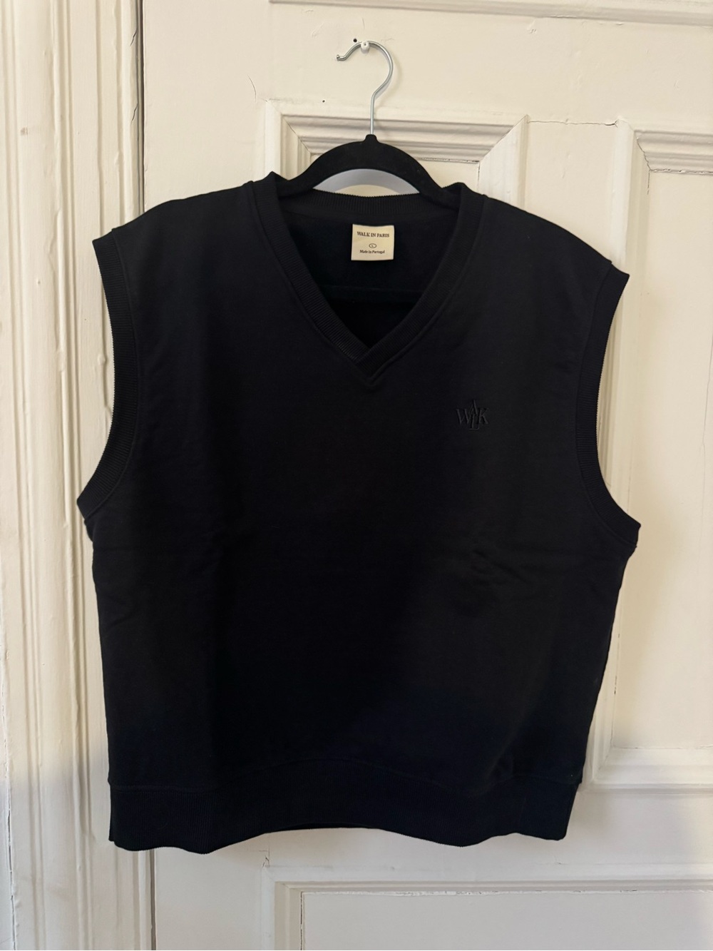 Black V-neck Sleeveless Walk in Paris